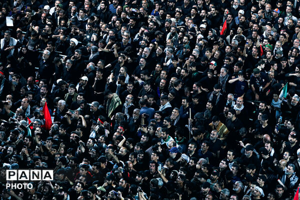 اقامه نماز بر پیکر مطهر رهبر شهید انقلاب در حرم مطهر رضوی-۲