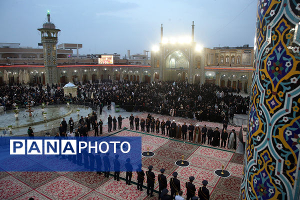 اهتزاز پرچم عزای سیدالشهدا(ع) بر فراز گنبد حرم حضرت معصومه(س)