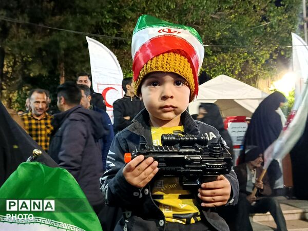 کودکان انقلابی کاشمر دست در دست والدین به خیابان آمدند