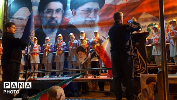 آسمان نورآباد لرستان با حضور پرشور مردم در هفتاد و پنجمین شب بیعت رهبری روشن شد