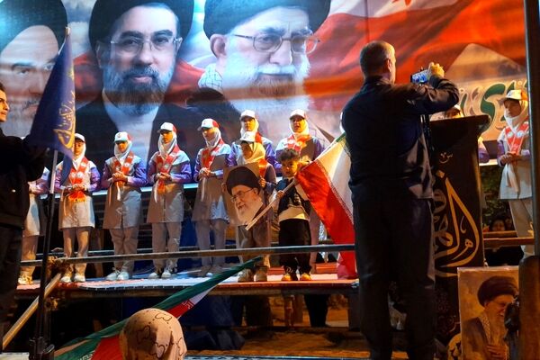 آسمان نورآباد لرستان با حضور پرشور مردم در هفتاد و پنجمین شب بیعت رهبری روشن شد