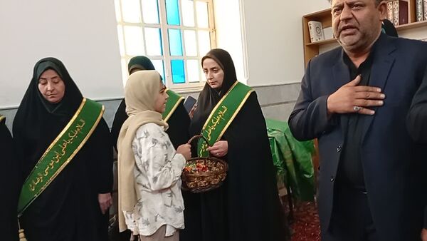 استقبال خانواده‌های یزدی از فرزندان معتکف در پایان سه روز بندگی