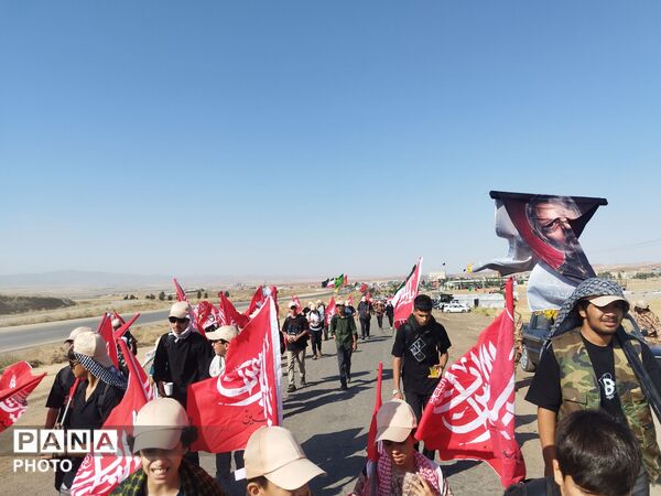 پیاده روی امام رضا (ع) با حضور پر شور دانش آموزان نیشابور در کاروان دانش آموزی