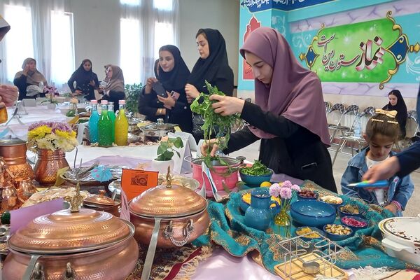 میزبانی دبستان آیت‌الله خامنه‌ای از سفره غذاهای رنگارنگ مدارس ابتدایی شهرستان قرچک 