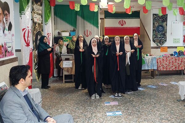 افتتاحیه نمایشگاه «مدرسه انقلاب» در مدرسه شهید شرافت بهارستان‌دو