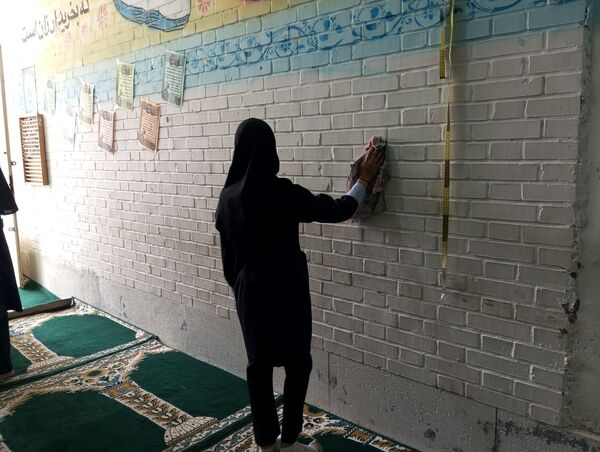 غبارروبی نمازخانه‌ دبستان ناهید نخودی نیشابور