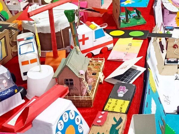نمایشگاه دستاوردهای علمی و پژوهشی دبستان نرجس یک و دو 