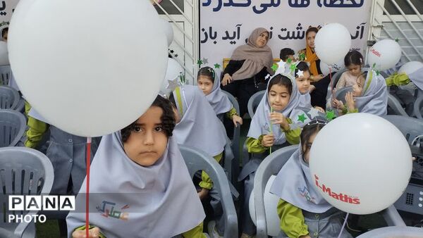 آیین نواختن زنگ غنچه‌ها در دبستان غیردولتی عطرک