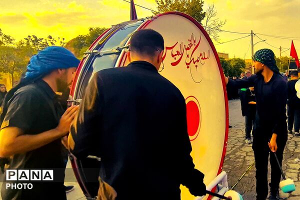 در سایه علم‌های برافراشته