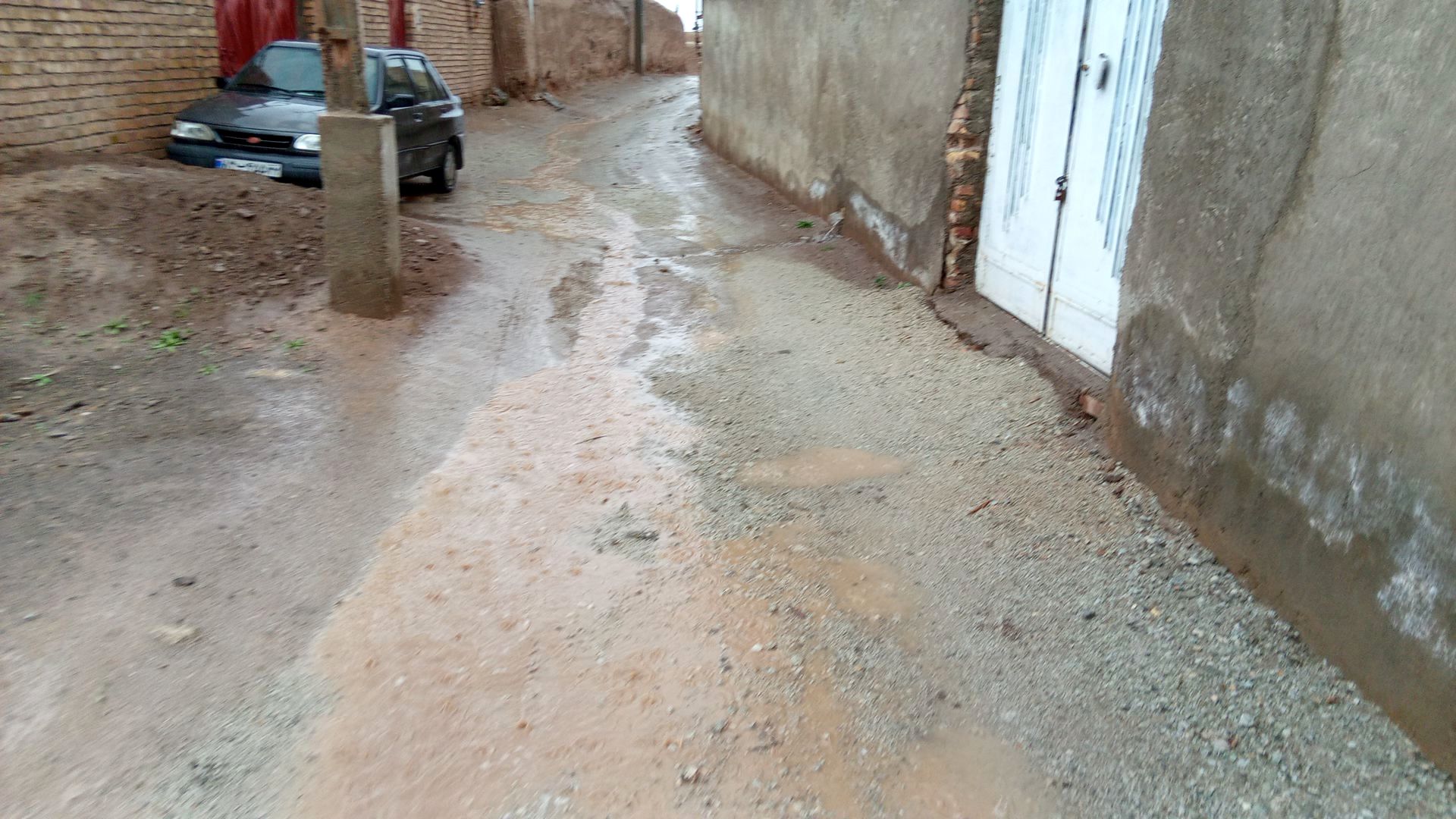 بارش باران بهاری در روستا بتو 