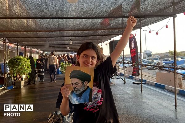 با مشت گره کرده برخاستیم