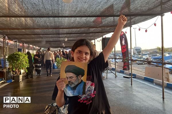 با مشت گره کرده برخاستیم