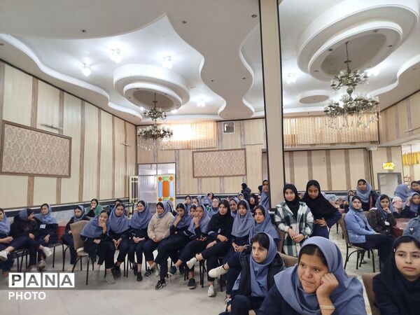 مراسم تقدیر و تشکر از دانش آموزان برتر درسی، اخلاقی و نماز جماعت در دبیرستان دخترانه دانشور 2 
