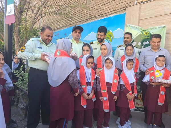 تجلیل از پدران ارتشی در دبستان دخترانه الزهرا به‌مناسبت هفته نیروی انتظامی