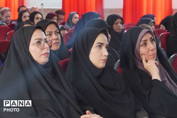 تجلیل از برگزیدگان آموزش ابتدایی در بهارستان یک