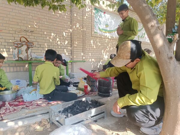 ناهار وحدت با طعم  شادی و لذت در مدرسه شاهد حاج مصلحیان