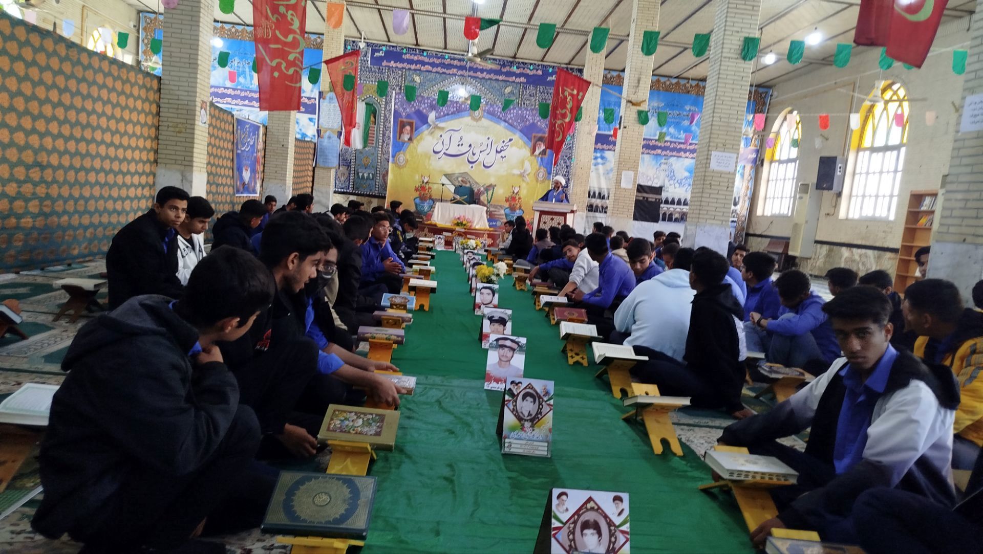 محفل انس قرآن به مناسبت نیمه شعبان و دهه فجر در مسجد جامع حاجی‌آباد 