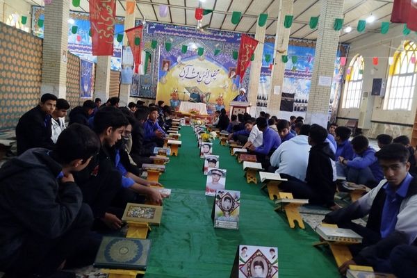 محفل انس قرآن به مناسبت نیمه شعبان و دهه فجر در مسجد جامع حاجی‌آباد 