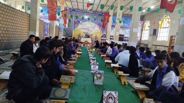 محفل انس قرآن به مناسبت نیمه شعبان و دهه فجر در مسجد جامع حاجی‌آباد 