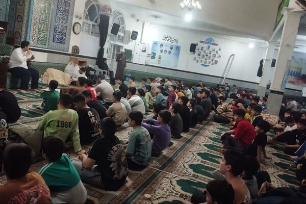 اعتکاف دانش آموزی در مسجد حضرت ابوالفضل قیامدشت