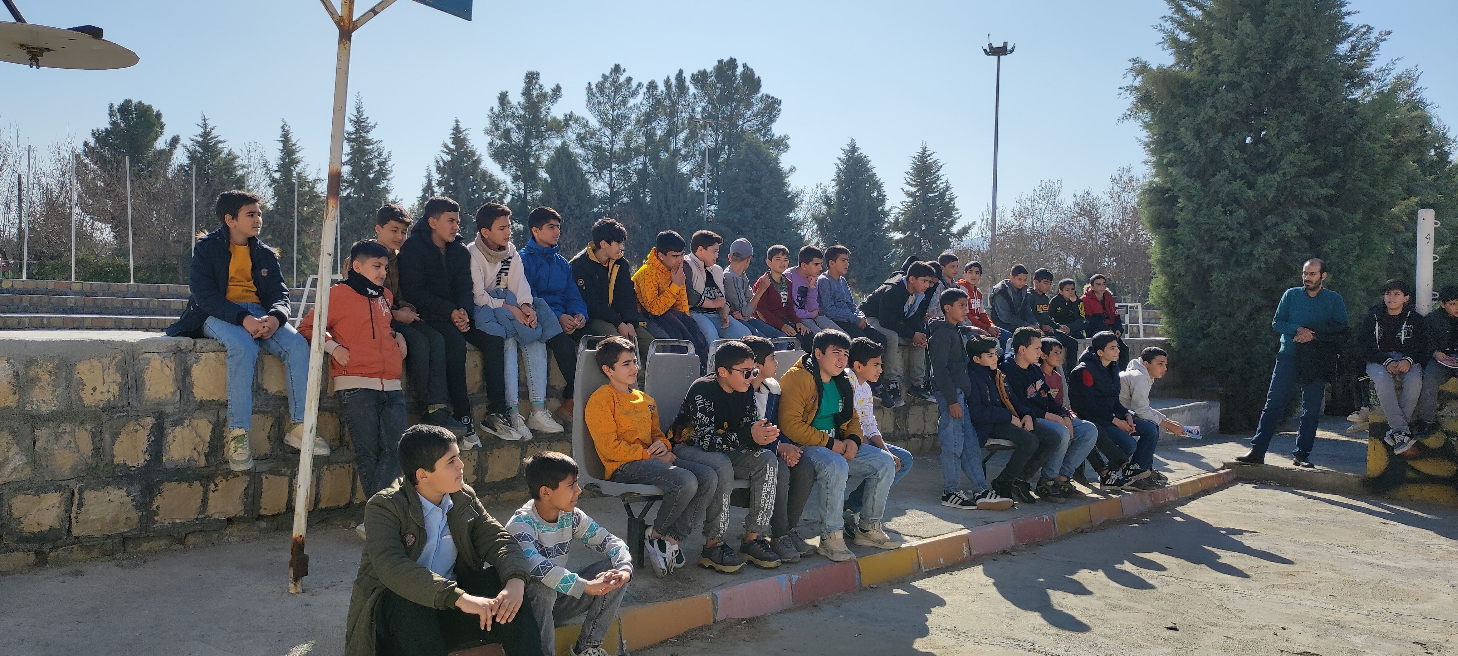 بازدید دانش‌آموزان دبیرستان فرزانگان از کتابخانه اندیشه شیروان