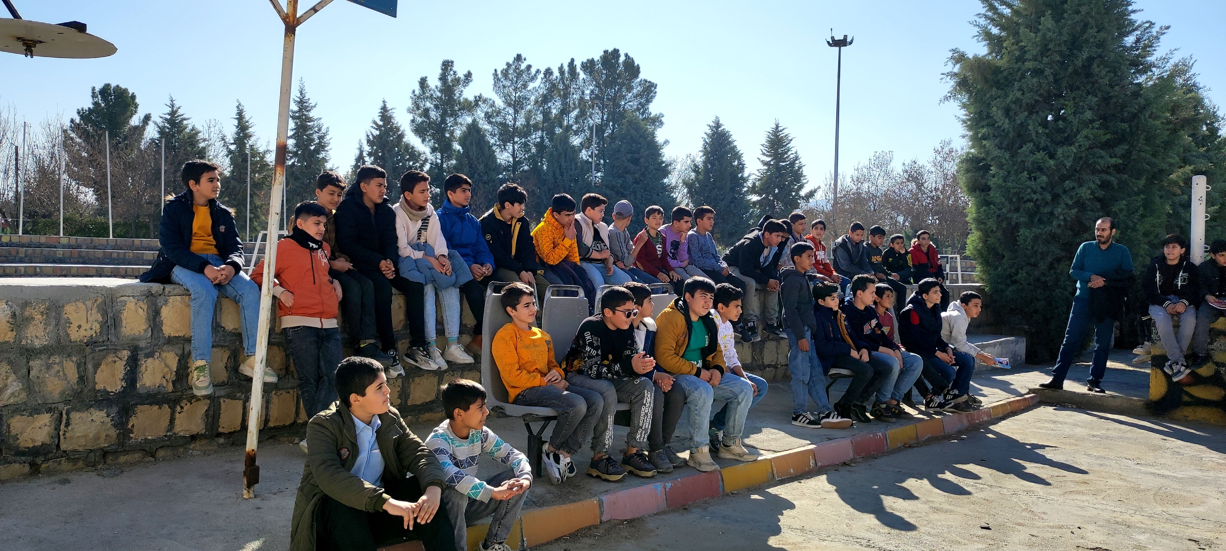 بازدید دانش‌آموزان دبیرستان فرزانگان از کتابخانه اندیشه شیروان