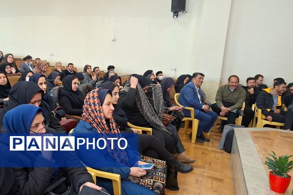 صعود به قله‌های تکنولوژی و فناوری با ارتقا سواد دیجیتال معلمان 