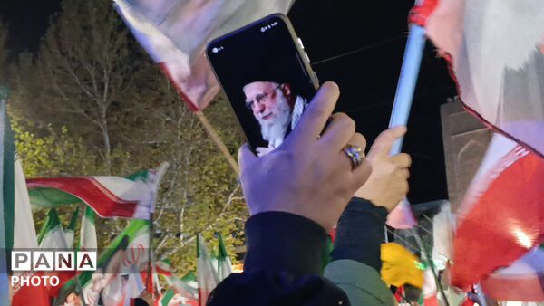 کاشت نهال امید به یاد دانش آموزان شهید میناب