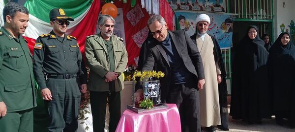 گرامیداشت سالگرد انقلاب با نواختن زنگ در دبیرستان دخترانه شاهد
