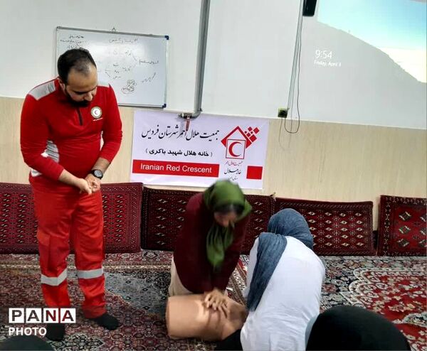  دوره‌های آموزشی کمک‌های اولیه در مجتمع مسکونی عقاب شهرک ناز فردیس