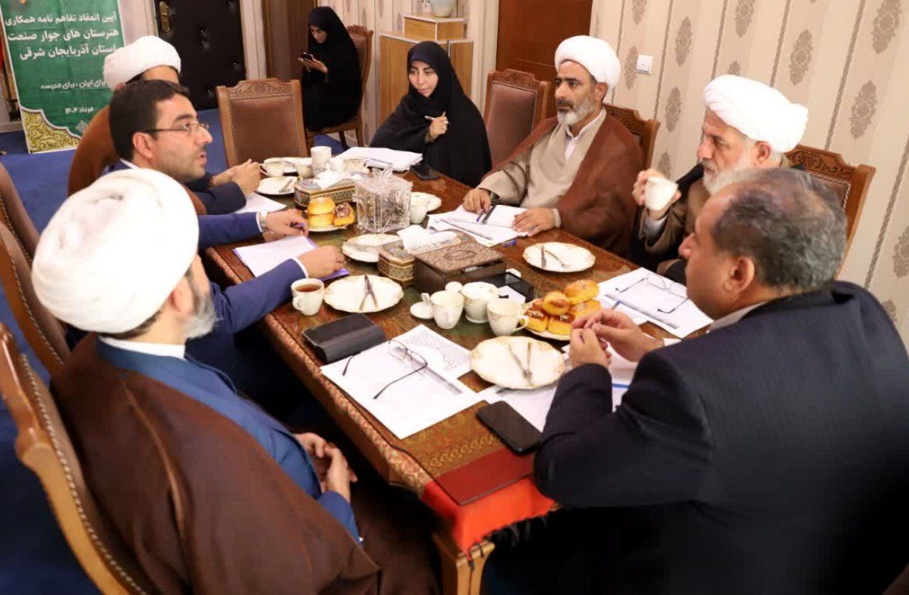 هم‌افزایی آموزش و پرورش و حوزه‌ های علمیه برای تقویت نماز جماعت مدارس در آستانه مهر