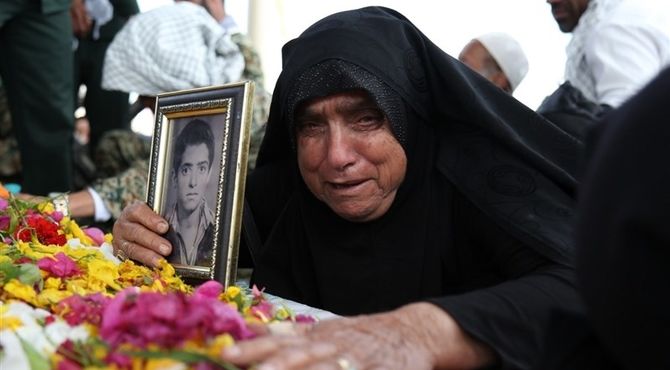 تجلیل از مادران و خواهران شهدا 