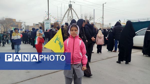 از نوجوان تا کهنسال؛ همه اقشار نورآباد در صف‌های متحد راهپیمایی ۲۲ بهمن