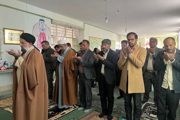لحظه‌های ناب بندگی در نماز جماعت دانش‌آموزان آباده