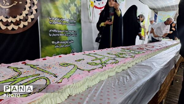  کیک ۱۴ متری کام شهروندان را شیرین کرد