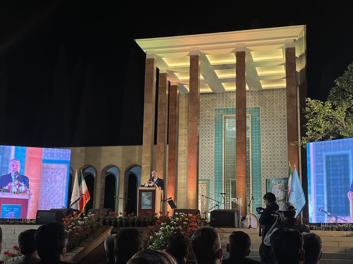 نسل جوان امروز  به اخلاق، عرفان، معرفت و صلح سعدی نیاز دارند
