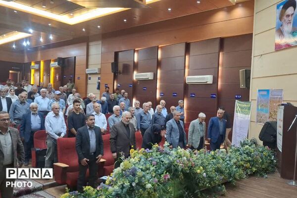  همایش تخصصی باغداران و کشاورزان شهرستان فیروزکوه در سالن شهید آوینی