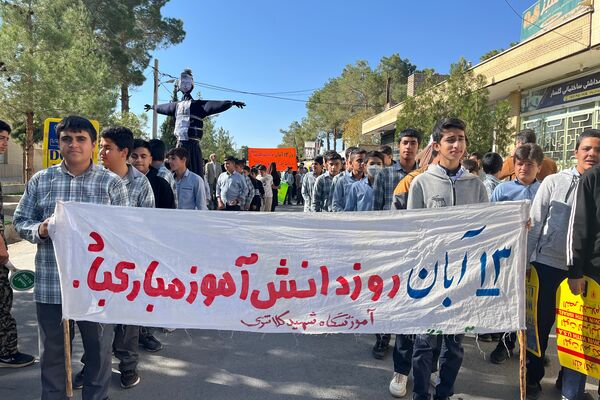 حضور حماسی دانش‌آموزان در راهپیمایی باشکوه ۱۳ آبان ماه در سورمق
