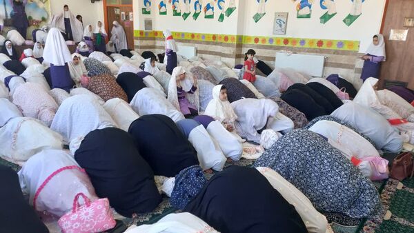 نماز مادر و دختری به مناسبت روز دانش‌آموز در دبستان دخترانه اندیشه