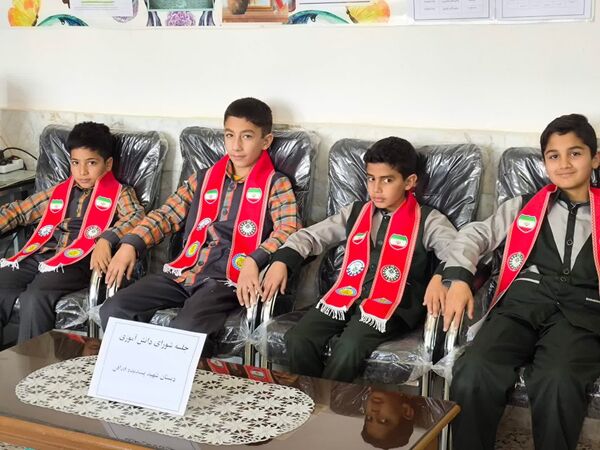 جلسه انجمن اولیا و شورای دانش آموزی در راستای برنامه‌ریزی هفته معلم