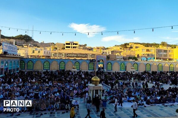 طنین نوای ملکوتی دعای عرفه در حرم حضرت جعفر بن موسی الکاظم (ع) پیشوا