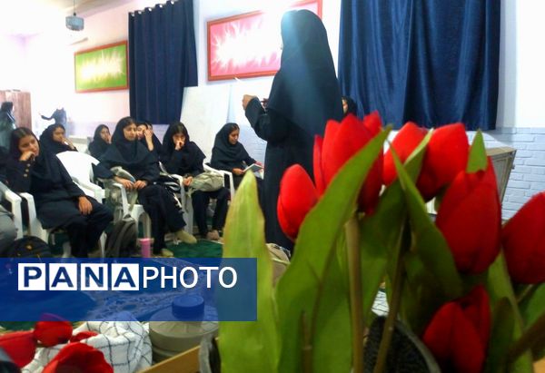 خوانش زندگی نامه شهدا در دبیرستان فاطمیه