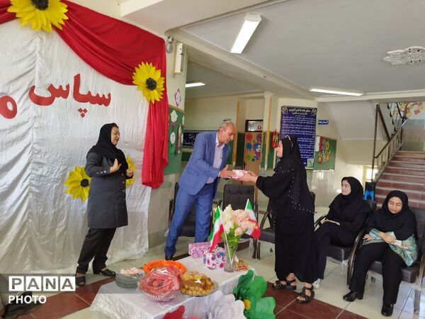تجلیل از معلمان و اعضای انجمن اولیا و مربیان در مدرسه حضرت رقیه(س)