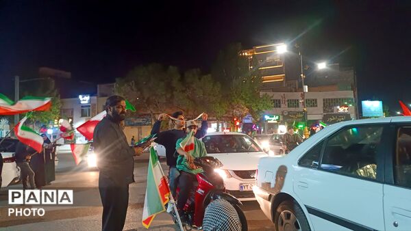 توزیع پرچم جمهوری اسلامی ایران و پوستر امام شهید در کاشمر 