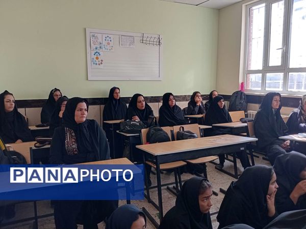 نخستین جلسه هدایت تحصیلی ویژه پایه نهم در دبیرستان مادرمهربان خلیل آباد