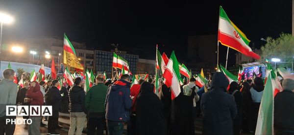 تجمع شهروندان در چهلم کودکان میناب کنار دیوارنگاره میدان انقلاب