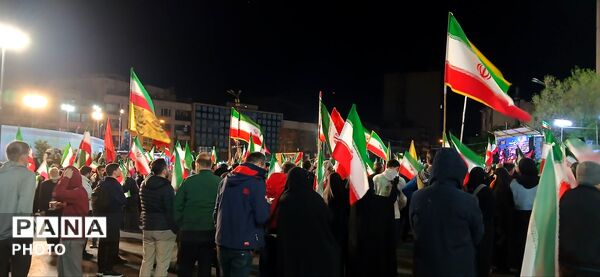 تجمع شهروندان در چهلم کودکان میناب کنار دیوارنگاره میدان انقلاب