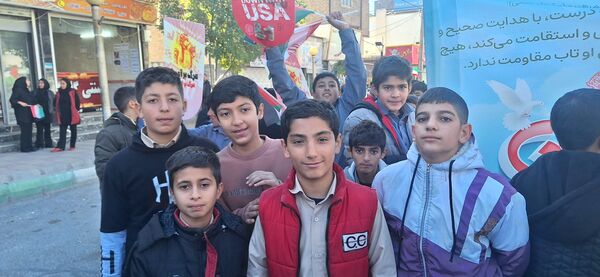 برگزاری راهپیمایی ۱۳ آبان روز دانش‌آموز در شهرستان فیروزکوه 