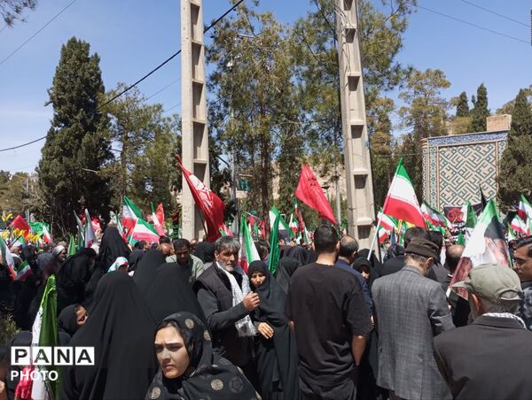 حضور پر شور مردم کرمان در چهلمین روز شهدای جنگ رمضان