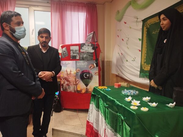 به نمایش گذاشتن گوشه ای از برکات انقلاب اسلامی در مدرسه انقلاب دبیرستان حق شناس2